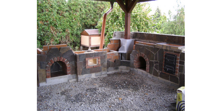 Zahradní kuchyň s grilem a plotnou